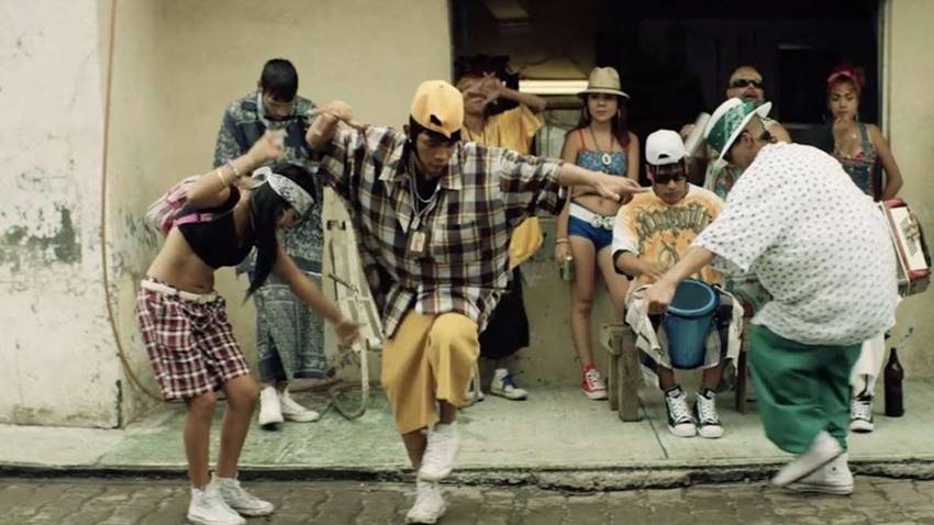 Los " Terkos" bailando cumbia rebajada en Ya no estoy aquí.