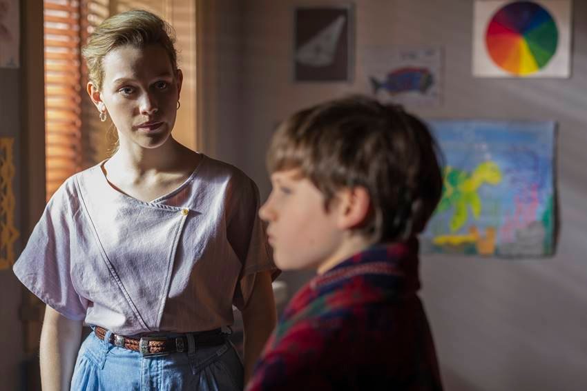 Victoria Pedretti (Dani) y Benjamin Evan (Miles) en La maldición de Bly Manor. Foto: Eike Schroter ©Netflix.