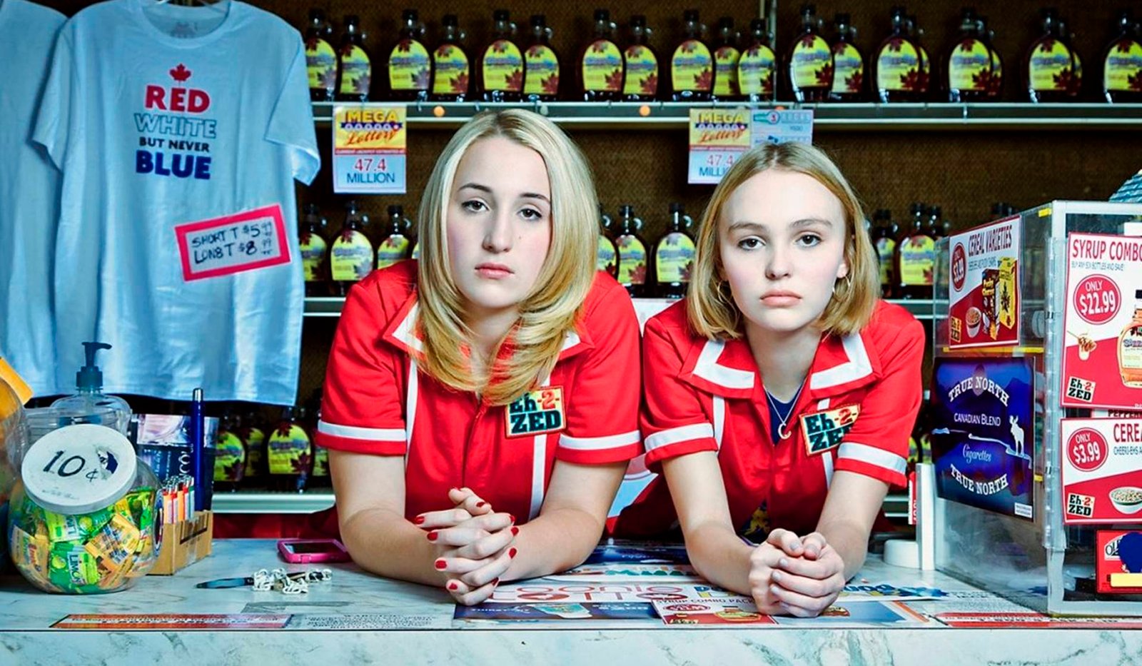 Harley Quinn Smith y Lily Rose Depp en Yoga Hosers