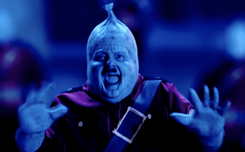 Kevin Smith haciendo de salchicha nazi.