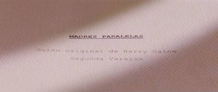 Harry Caine firmando el guion de Madres paralelas en Los abrazos rotos..