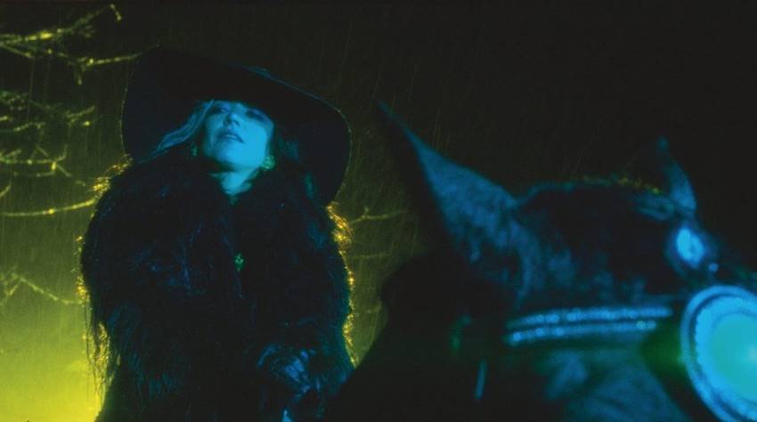 Vimala Pons es Sternberg en After Blue.