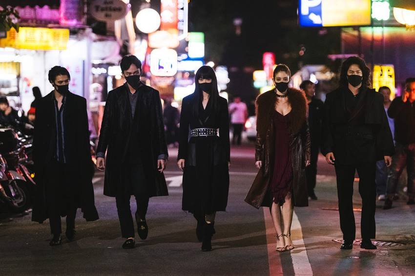 Los vampiros de Dead and Beautiful también llevan mascarilla.
