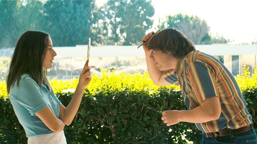 Alana Haim y Cooper Hoffman en Licorice Pizza.