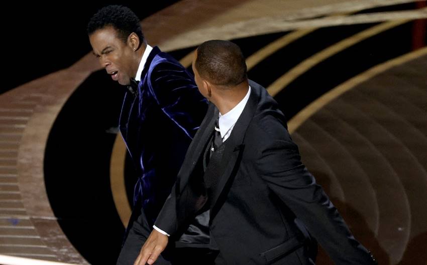 Will Smith golpea a Chris Rock.