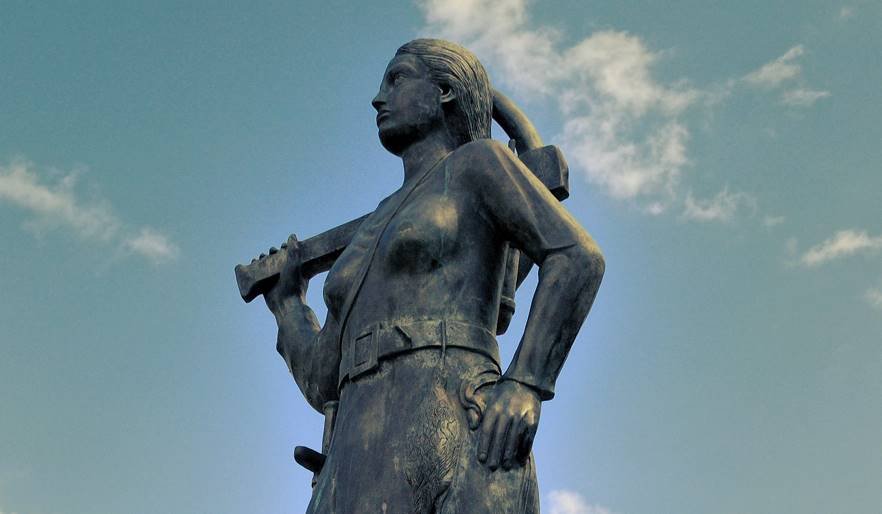 Estatua de la Serrana de Vera en Garganta la Olla.