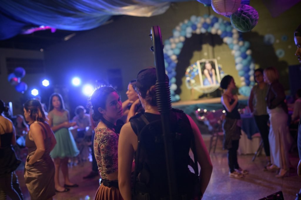 Nathalie Álvarez rodando la fiesta de Clara Sola. (c) Esteban Chinchilla.