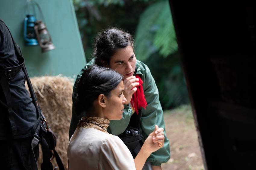 Nathalie Álvarez y Wendy Chinchilla en el rodaje de Clara Sola. (c) Esteban Chinchilla.