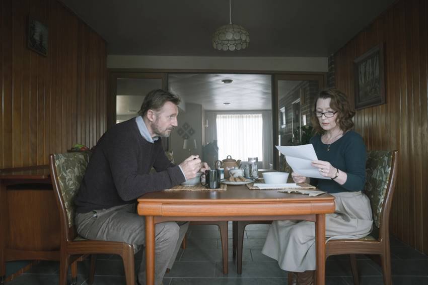 Liam Neeson y Lesley Manville en Ordinary Love, de Lisa Barros D'Sa y Glen Leyburn.