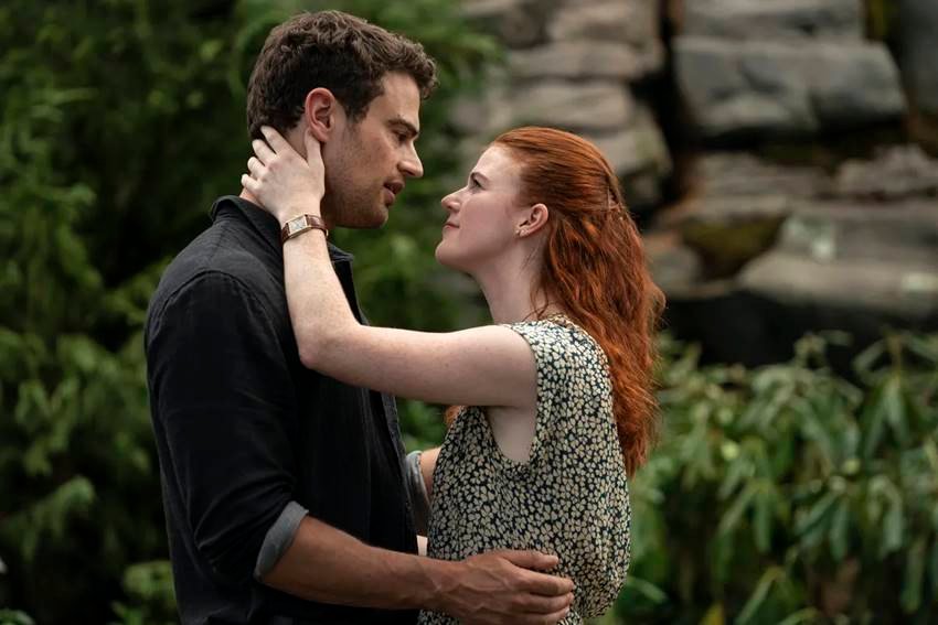 Theo James y Rose Leslie en La mujer del viajero en el tiempo, de HBO.