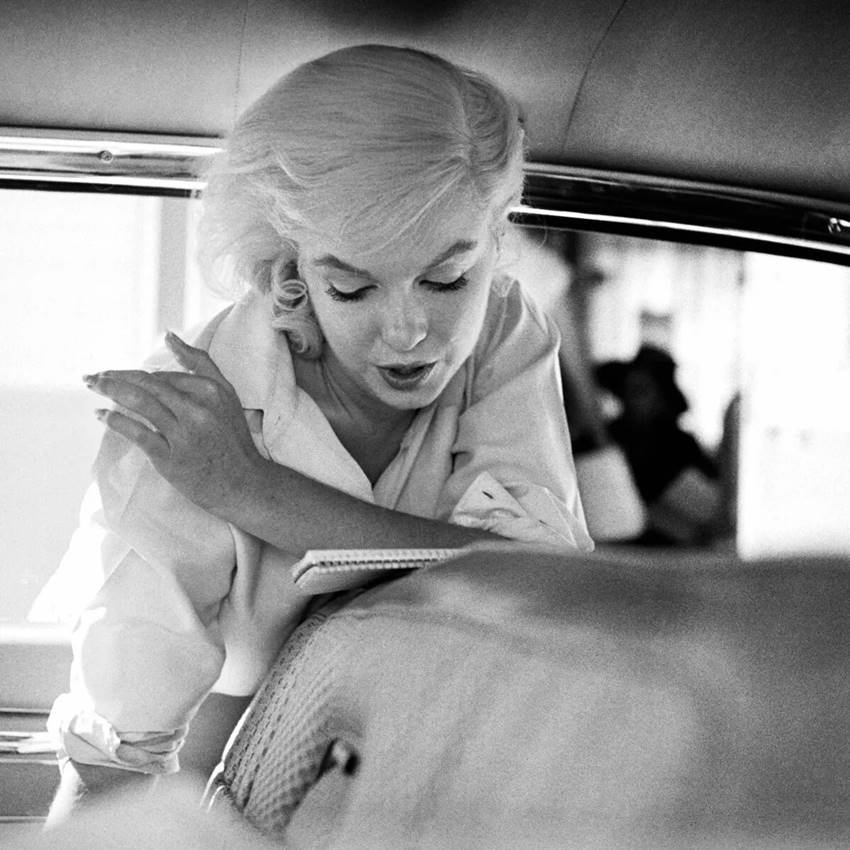 Marilyn Monroe repasando líneas de guion durante el rodaje de The Misfits. ©Eve Arnold.