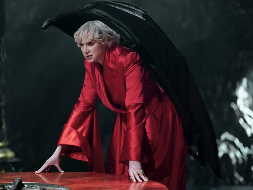 Gwendoline Christie es Lucifer en Sandman. Laurence Cendrowicz/Netflix © 2022.