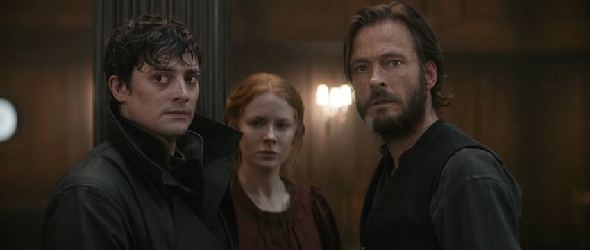 Aneurin Barnard, Emily Beechamy Andreas Pietschmann en 1899. Netflix.