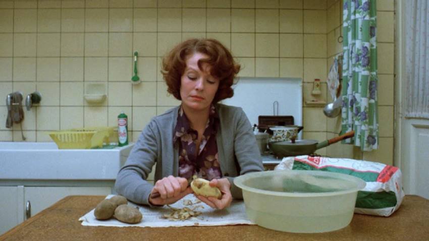 Delphine Seyrig es Jeanne Dielman en Jeanne Dielman, 23, quai du Commerce, 1080 Bruxelles.