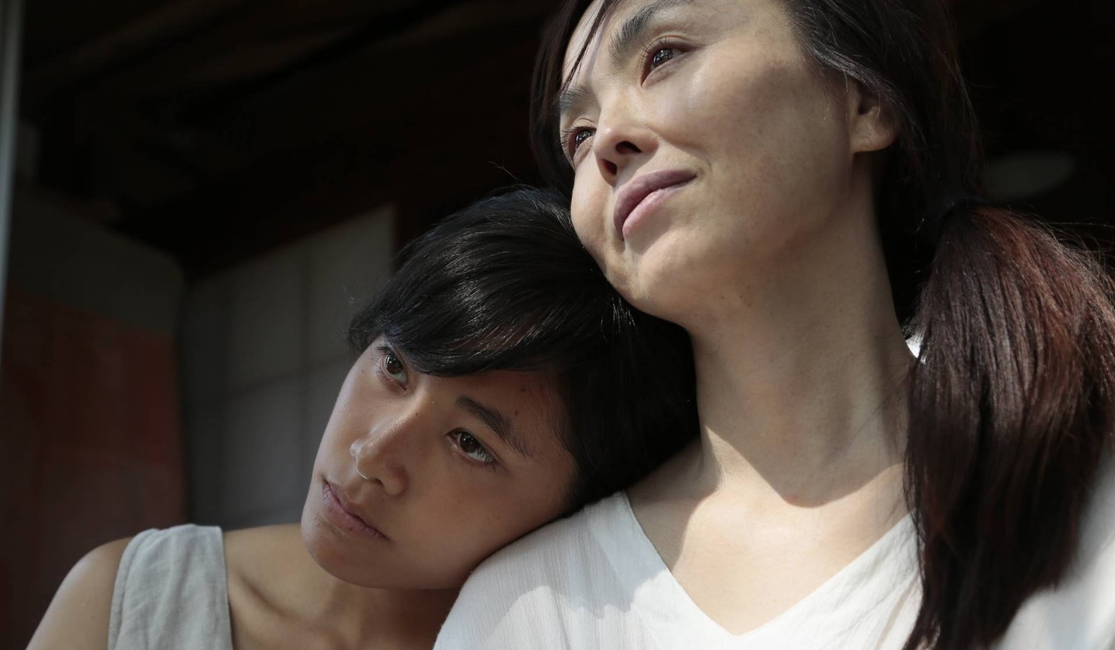La directora Naomi Kawase recibe un premio por su carrera.