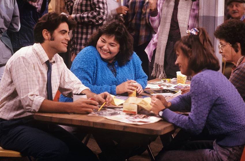 George Clooney, Roseanne Barr y Laurie Metcalf en Roseanne. 