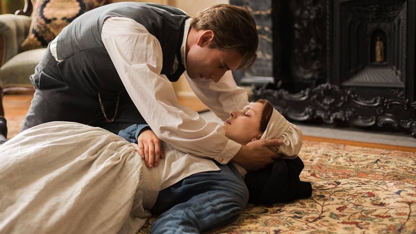 Edward Holcroft y Sarah Gadon en Alias Grace.