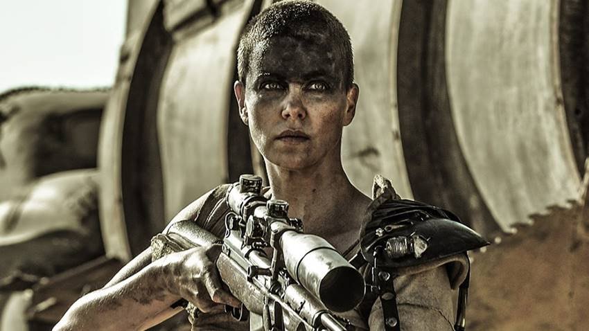 Charlize Theron es Imperator Furiosa en Mad Max: Furia en la carretera.