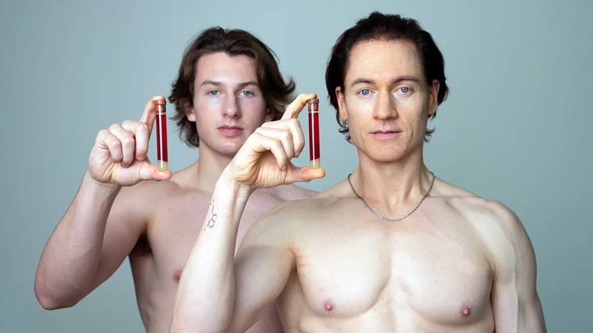 Bryan Johnson y su hijo