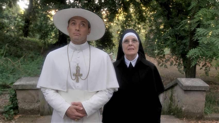 Diane Keaton y Jude Law en The Young Pope.