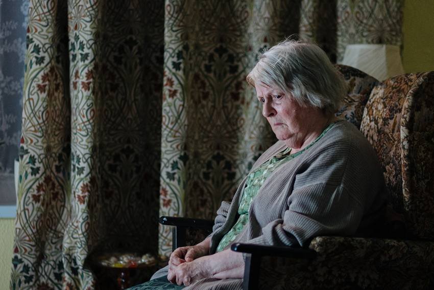 Brenda Blethyn es Elsie en Dragonfly.