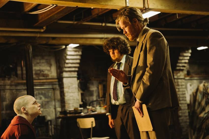 Emma Stone, Jesse Plemons y Aidan Delbis en Bugonia.