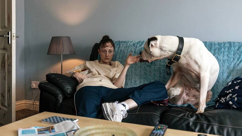 Colleen (Andrea Riseborough) y Saber. Dragonfly.