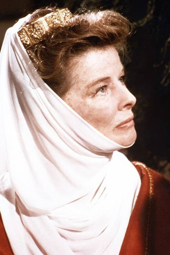 Katharine Hepburn es Leonor de Aquitania en El león de invierno.