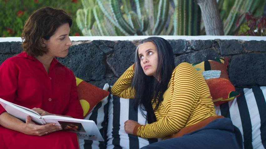 Barbara Lennie y Milena Smit en Amarga Navidad.