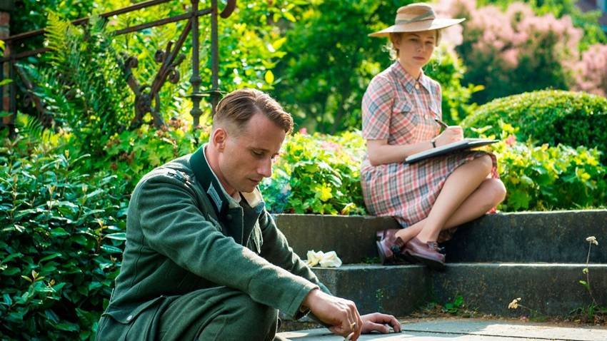 Michelle Williams y Matthias Schoenaerts interpretan los papeles protagonistas en la adaptación al cine de la novela Suite francesa.