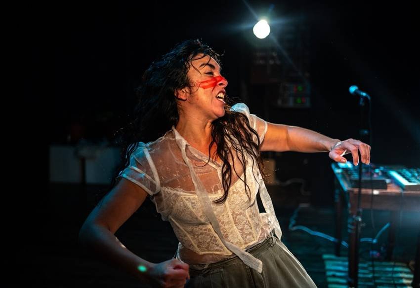 Lucía Tentrini en Perra cimarrona. Foto de Javier Villasuso.