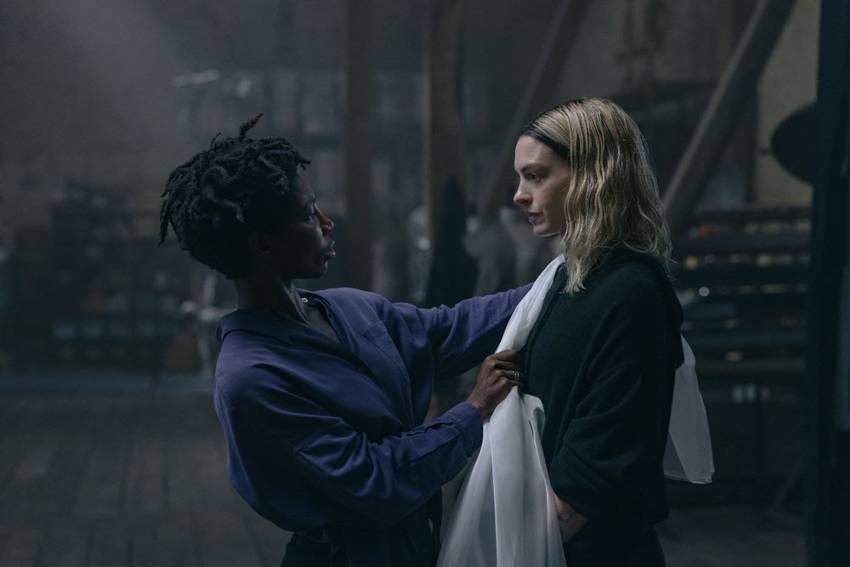 Michaela Coel y Anne Hathaway en Mother Mary.