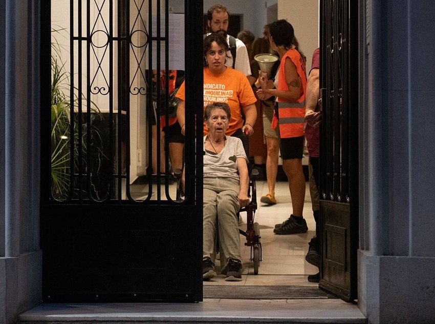 Maricarmen Abastal, de 87 años de edad, en la entrada de su domicilio. Crisis de la vivienda.