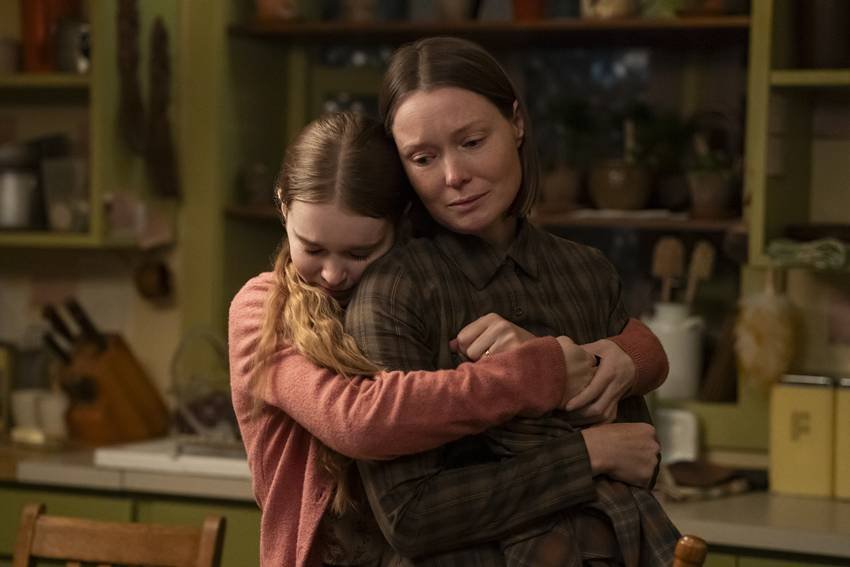 Summer H. Howell y Samantha Sloyan en Carrie.